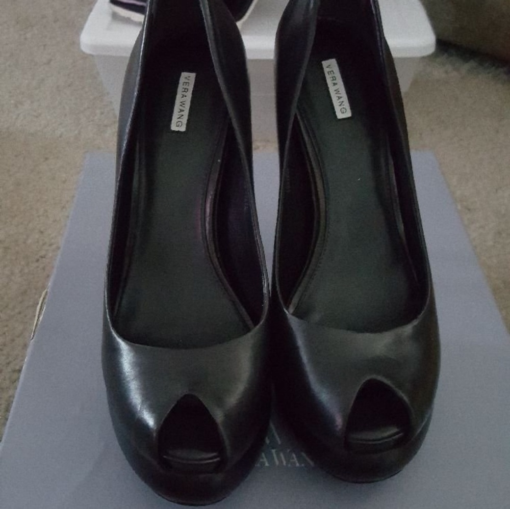 Vera Wang Pump